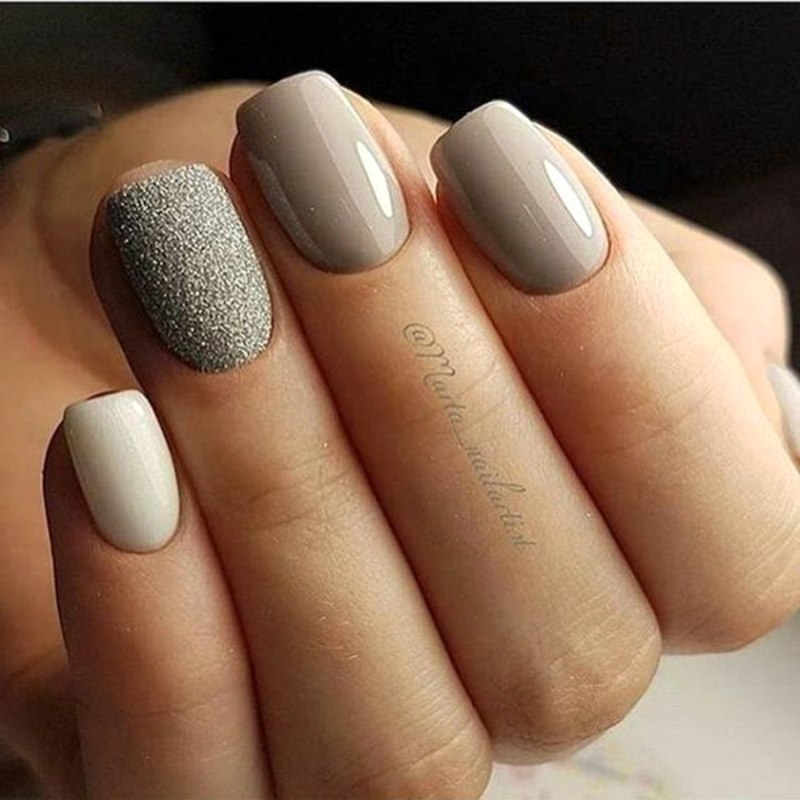 Маникюр серый с бежевым