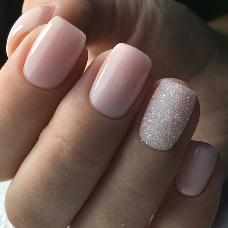 Маникюр бледнорозрвый