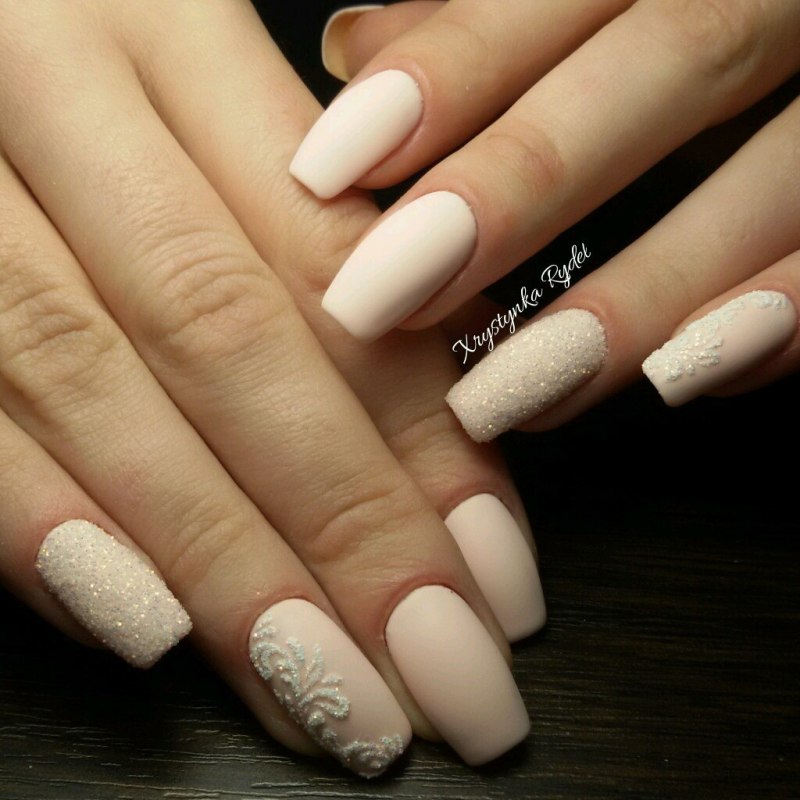 Маникюр бежевый с белым