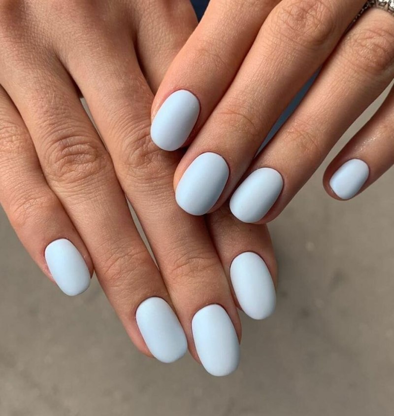 Голубой маникюр