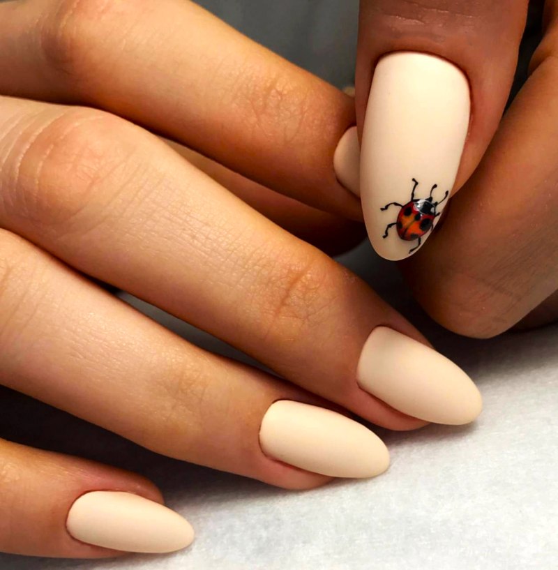 Ногти матовые бежевые