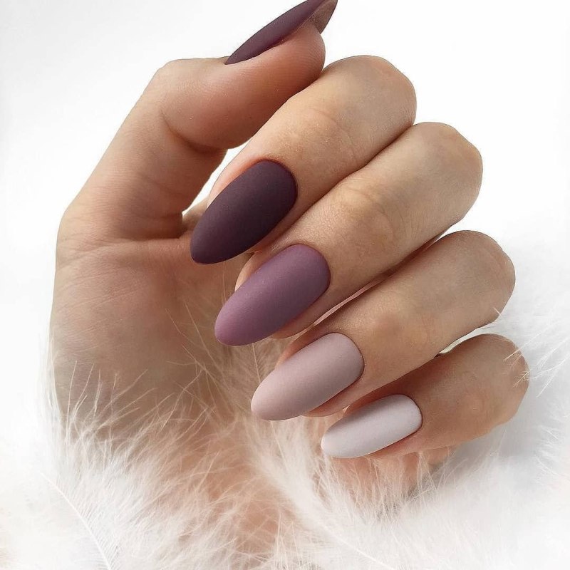 Маникюр нюдовый градиент Миндальная