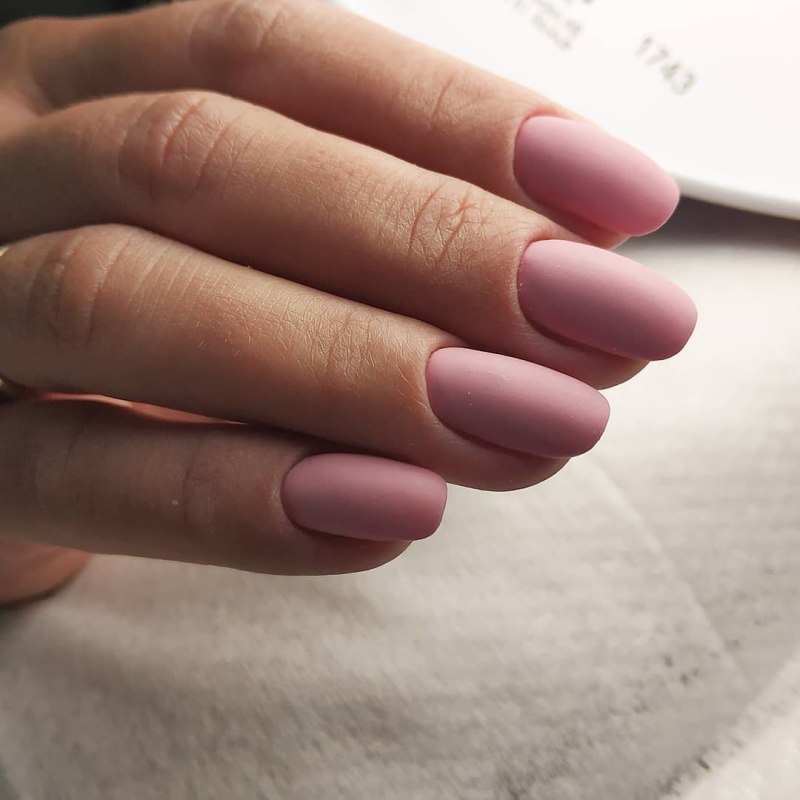 Розовые матовые ногти