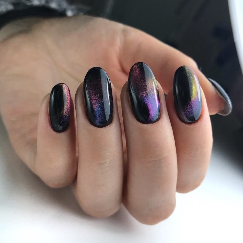 Маникюр черный кошачий глаз