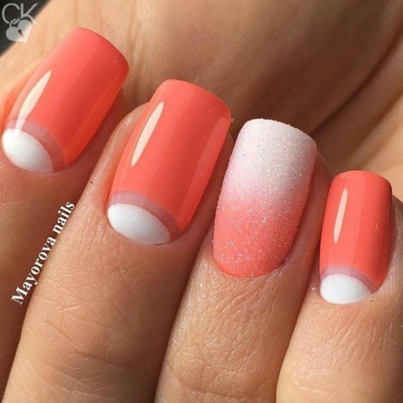 Коралловый маникюр с вензелями