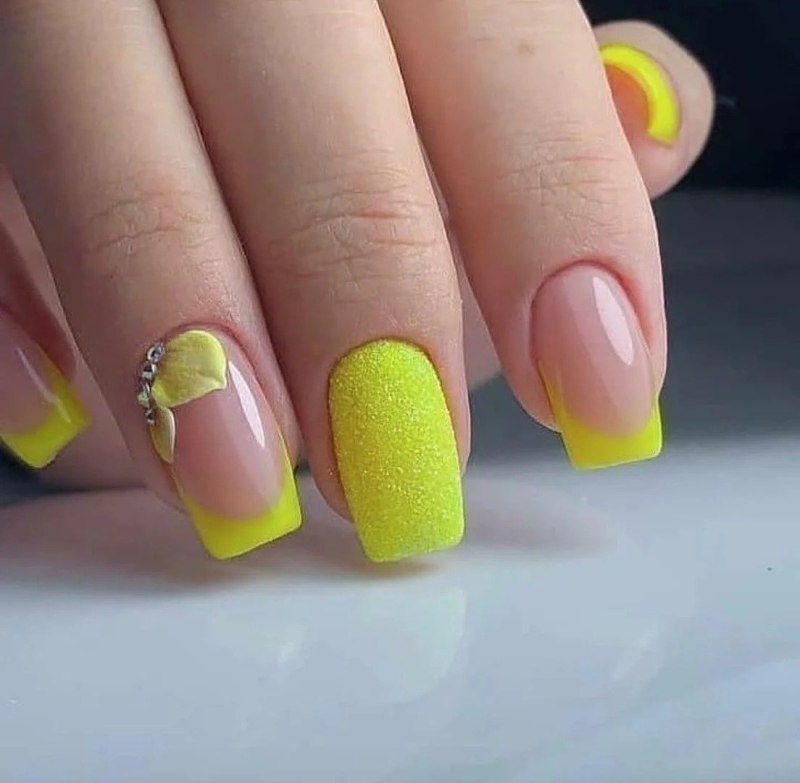 Желтые короткие ногти