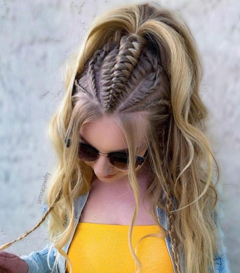 Высокий пучок с прядями