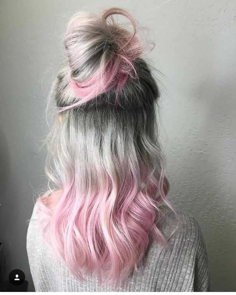 Красные пряди на светлых волосах