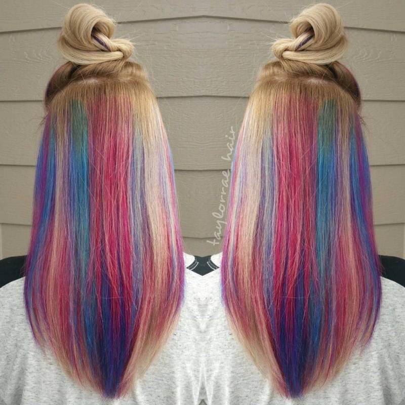 Розовые кончики волос на блондинке