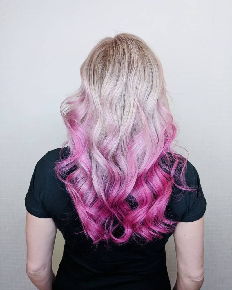 Розовые пряди на темных волосах