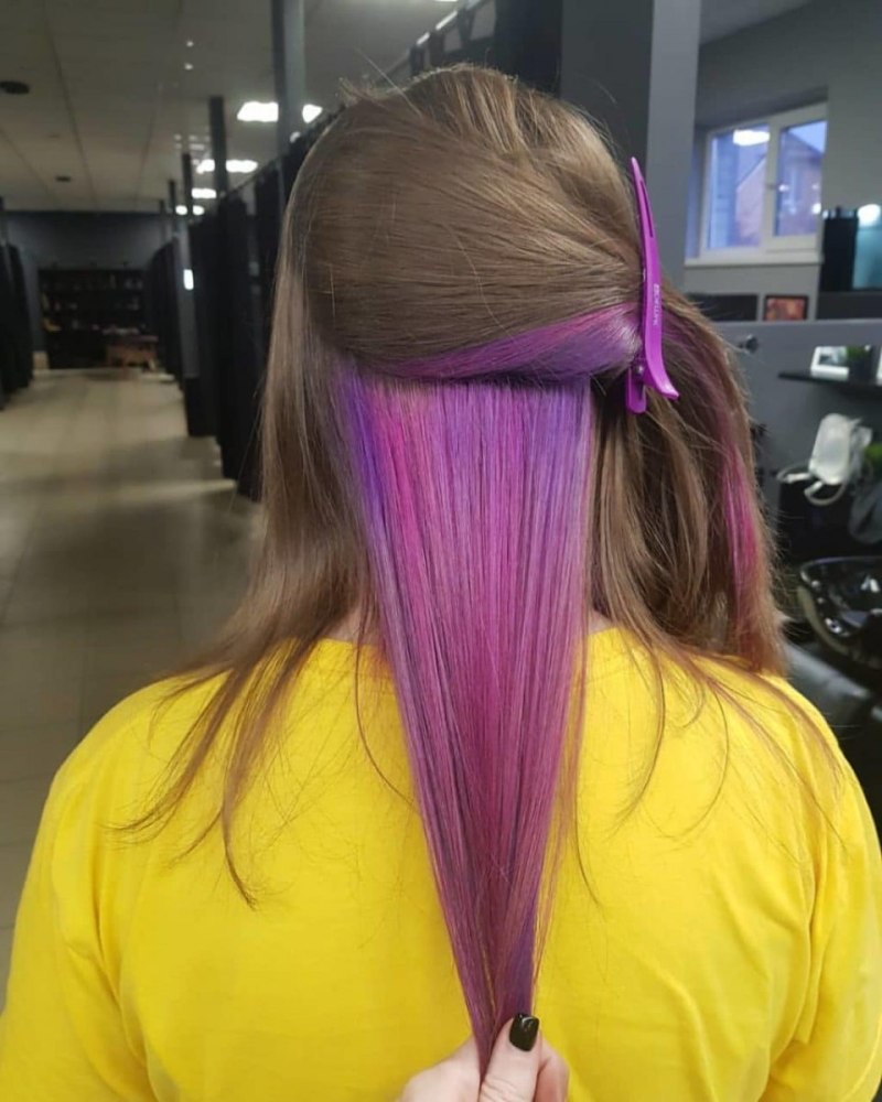 Разноцветные пряди на светлых волосах