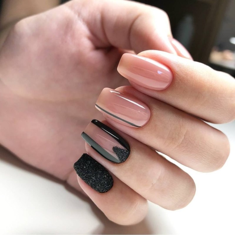 Маникюр с золотыми полосками