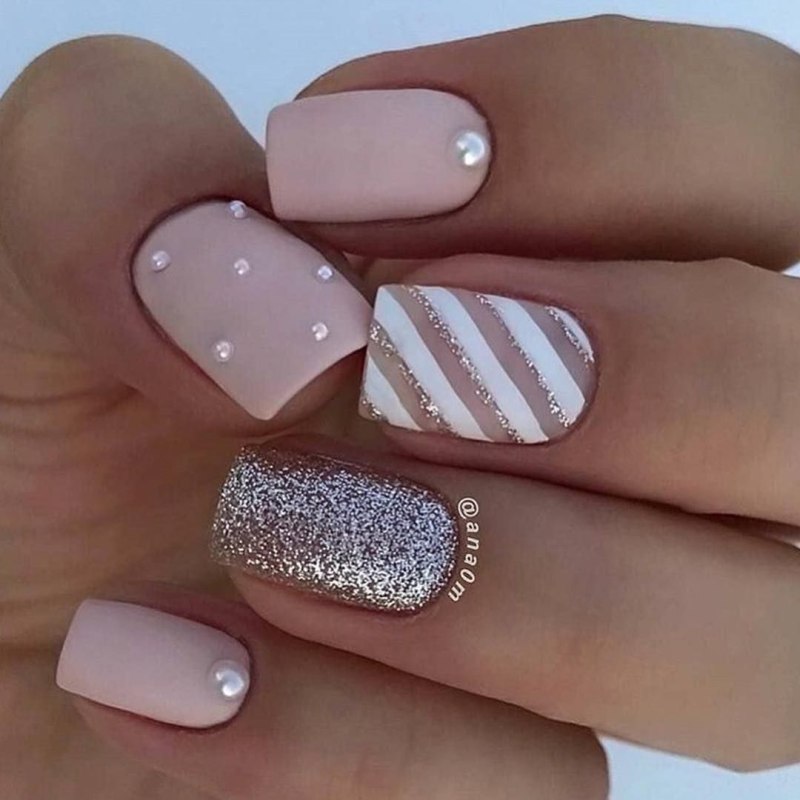 Маникюр серый с розовым