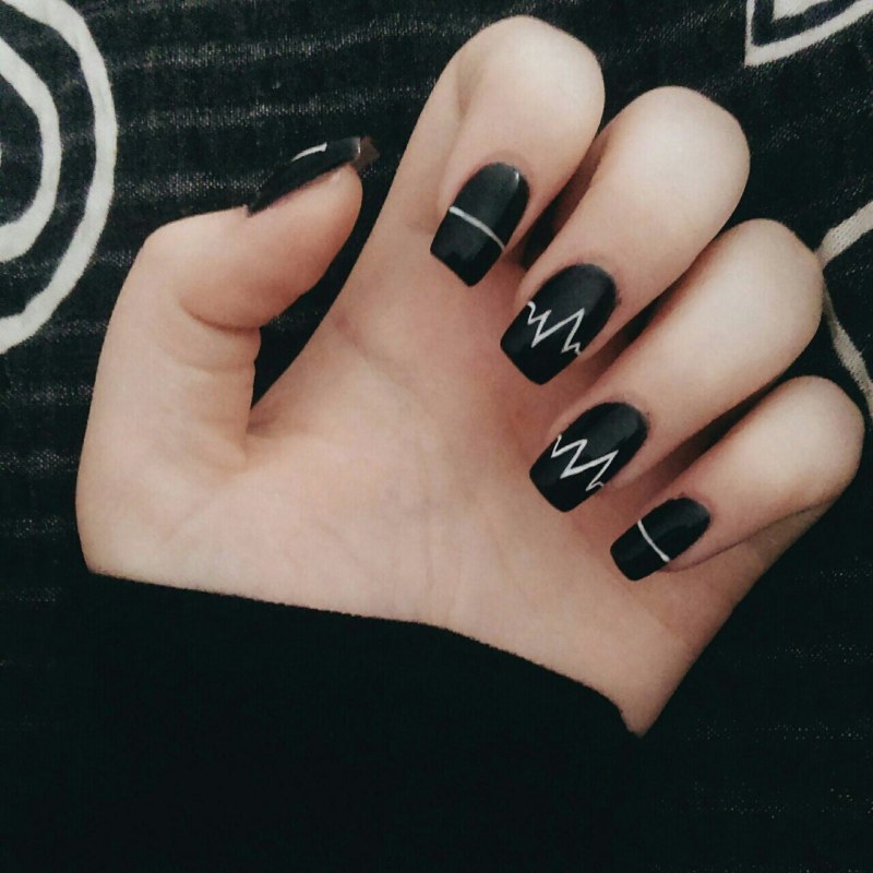 Чёрно-белый маникюр