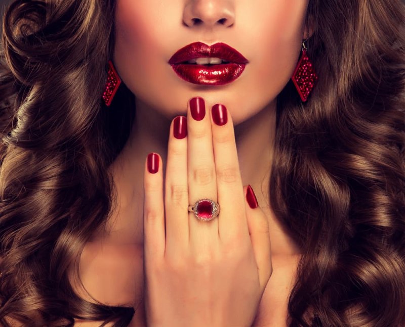 Красивые руки с маникюром