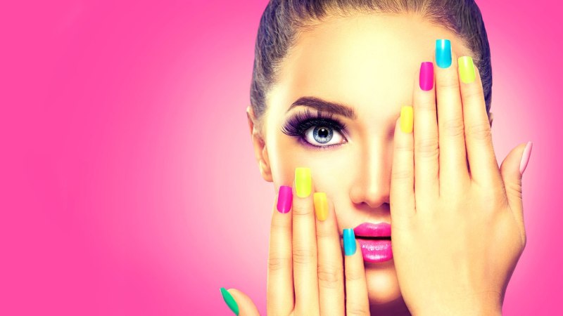 Девушка с фиолетовыми ногтями