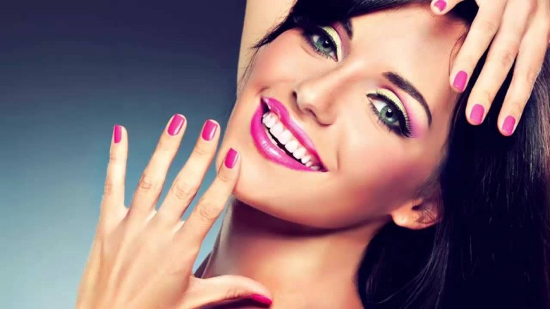 Девушка с ярким маникюром