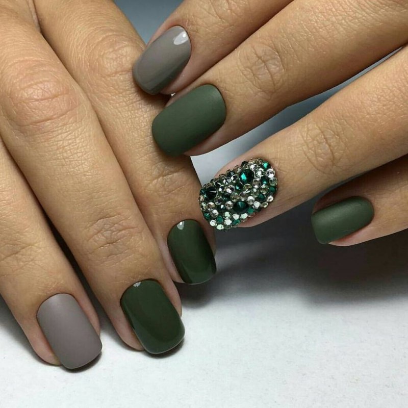 Зеленые ногти короткие