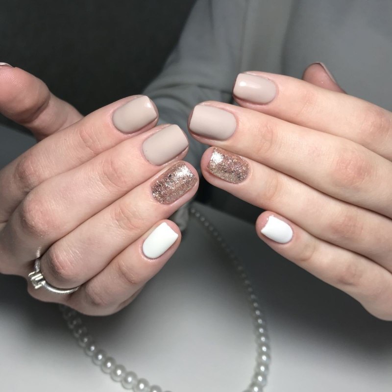 Нейтральный маникюр на коротких ногтях