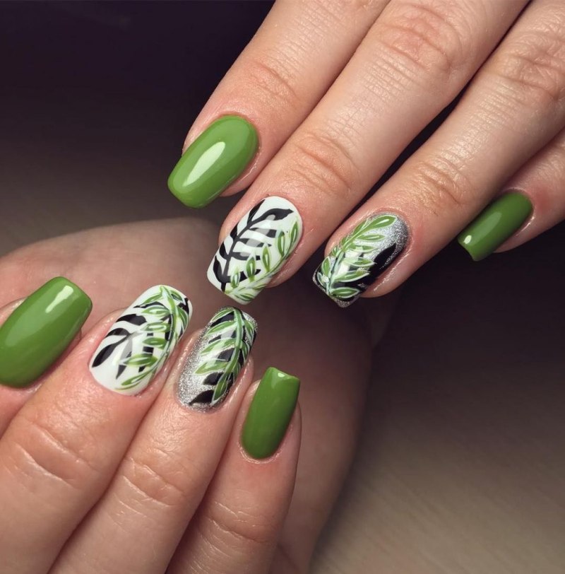 Маникюр зеленый