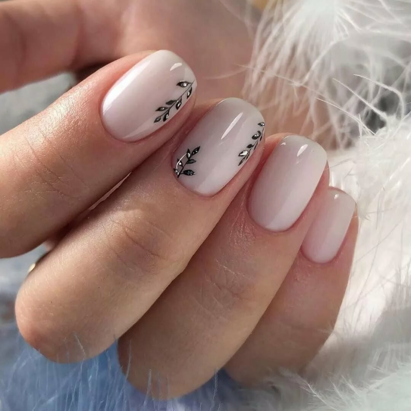 Молочный маникюр на короткие ногти