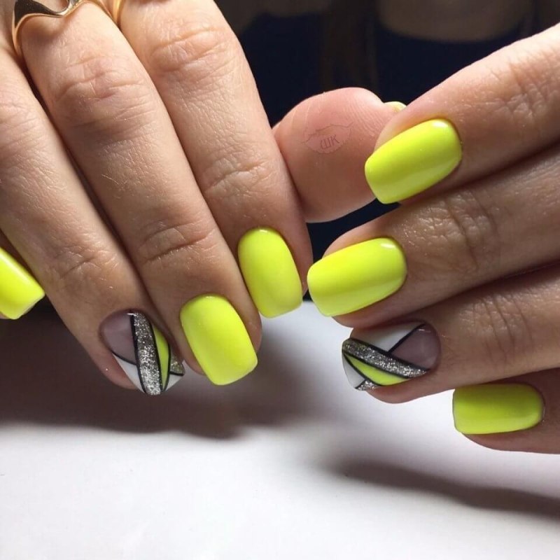 Матовый неоновый маникюр миндаль
