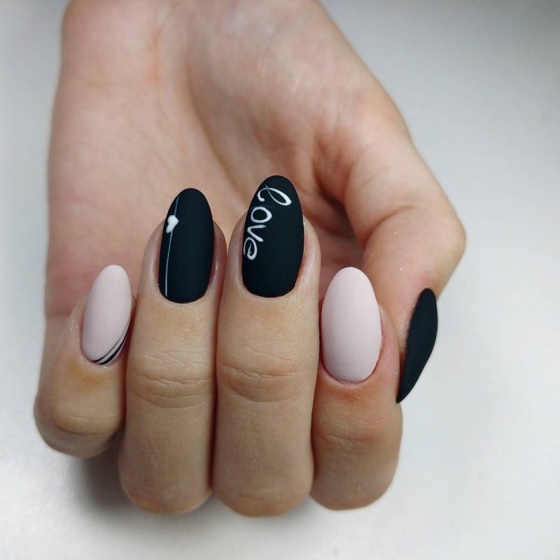 Круглые короткие черные ногти