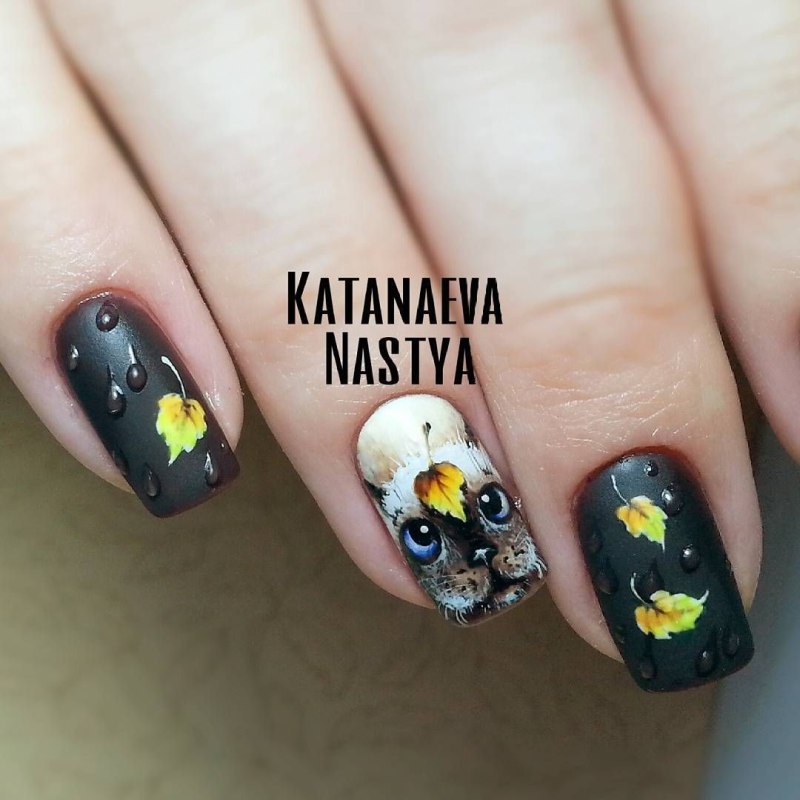 Маникюр с кленовым листом