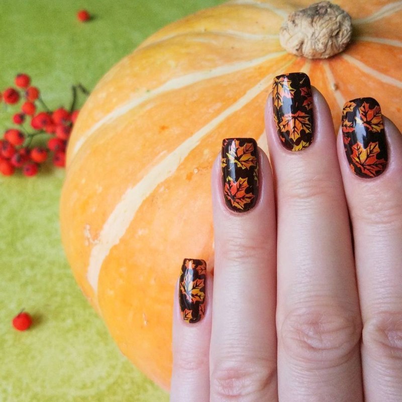 Маникюр с кленовым листом