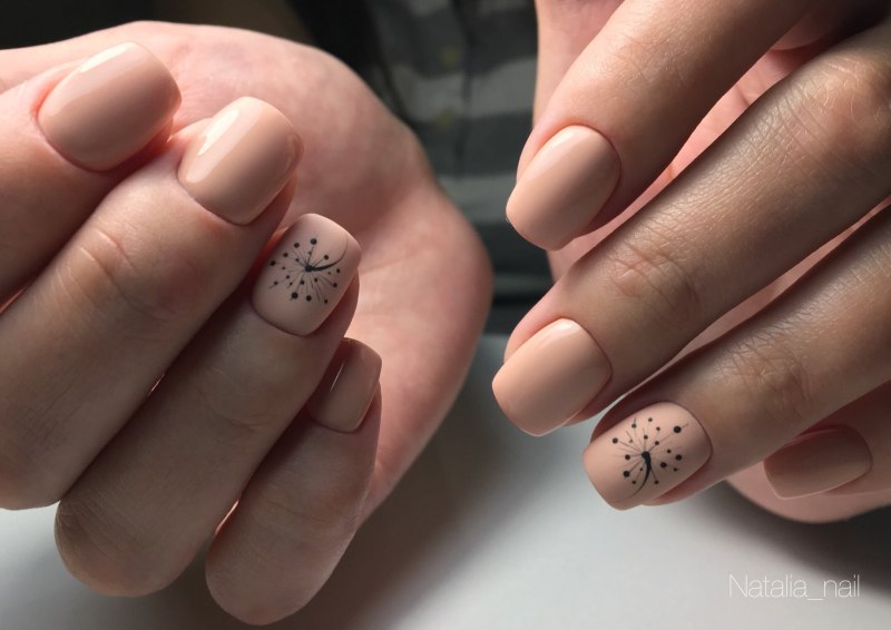 Бежевый шеллак на короткие ногти
