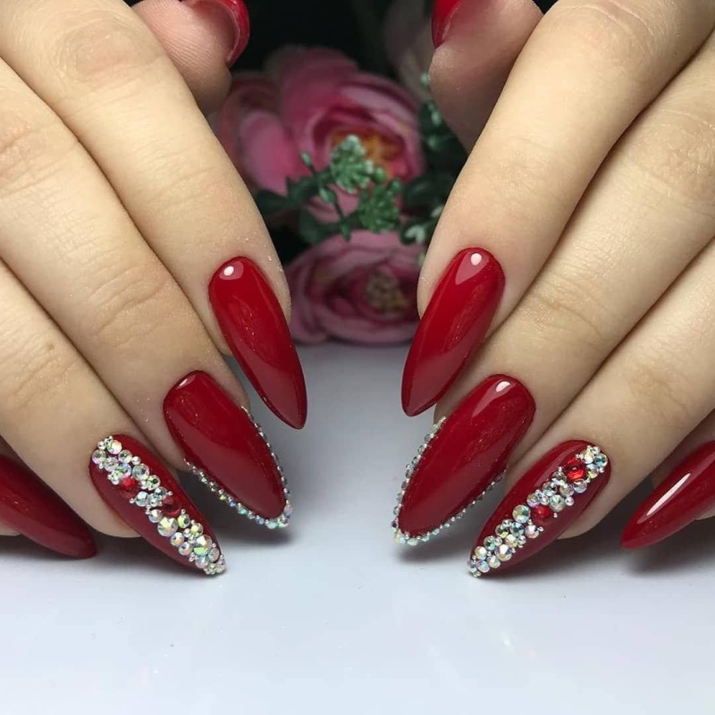 Маникюр красный с черным