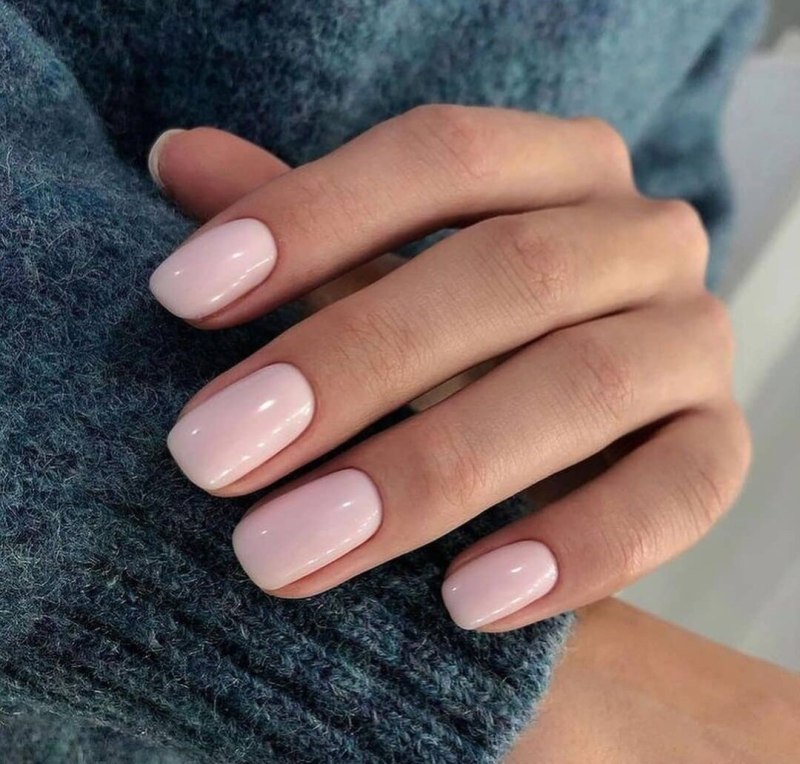 Однотонные ногти короткие