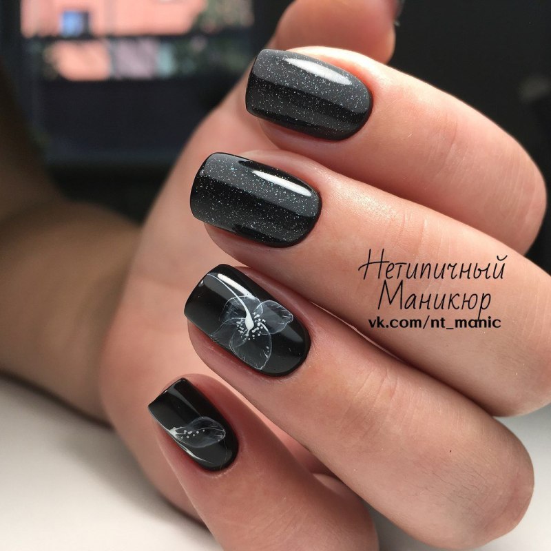 Тёмный маникюр на короткие ногти