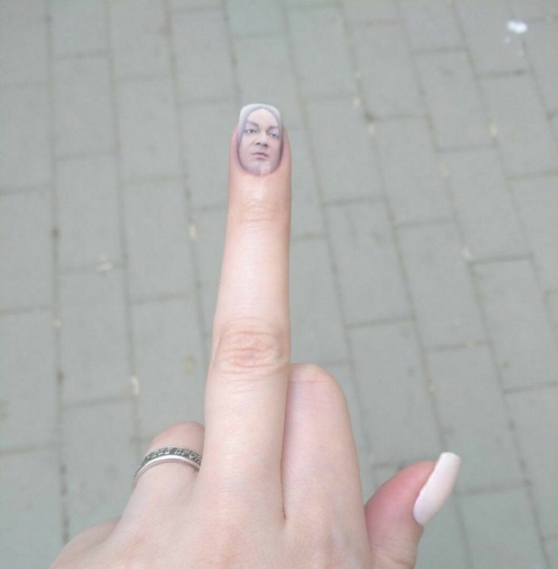 Маникюр на среднем пальце