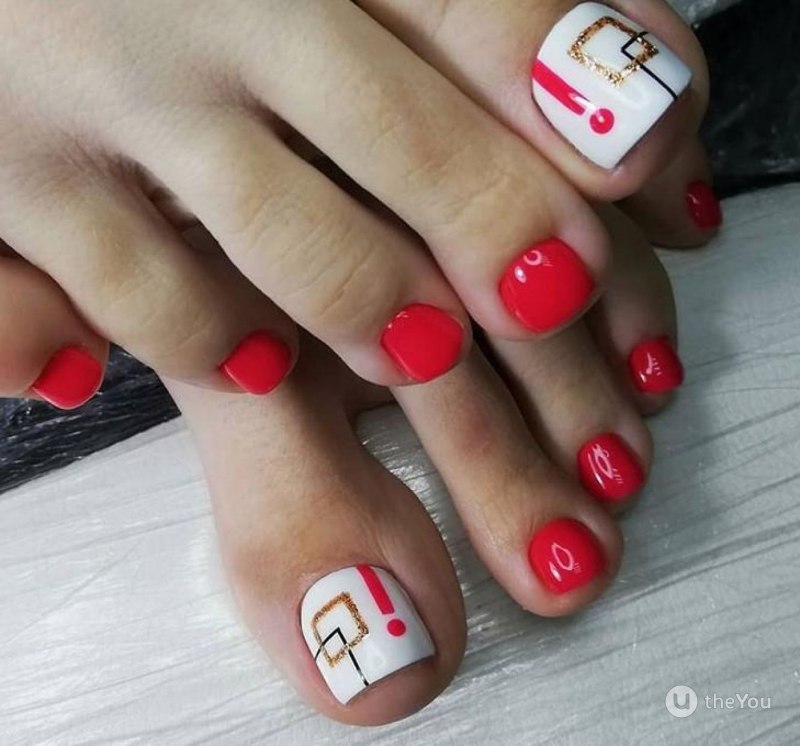 Педикюр красный