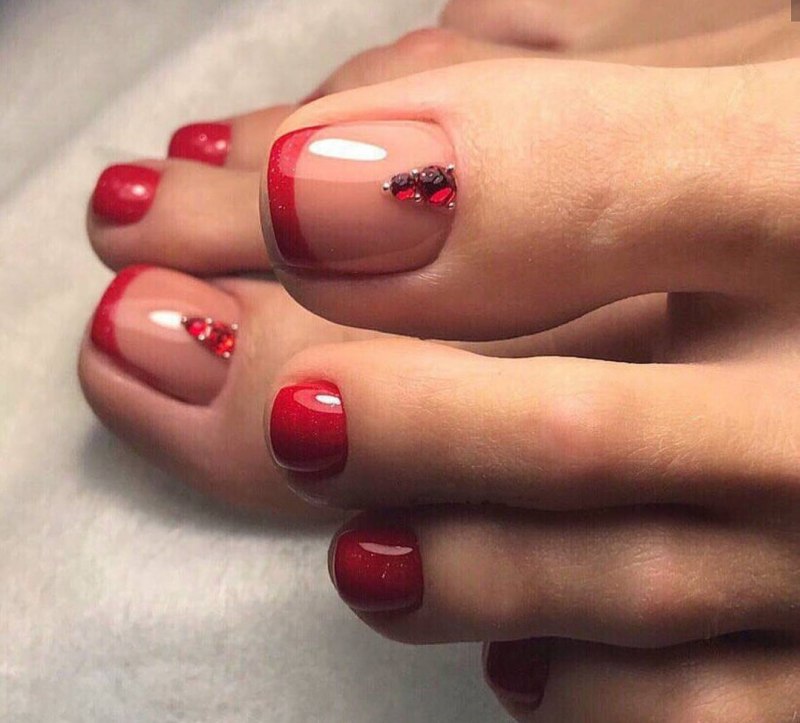 Педикюр красный