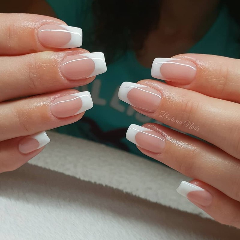 Белый френч на короткие ногти