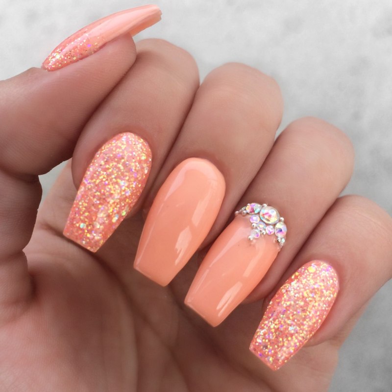 Коралловый маникюр с блестками