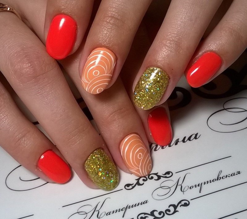 Коралловый маникюр на короткие ногти