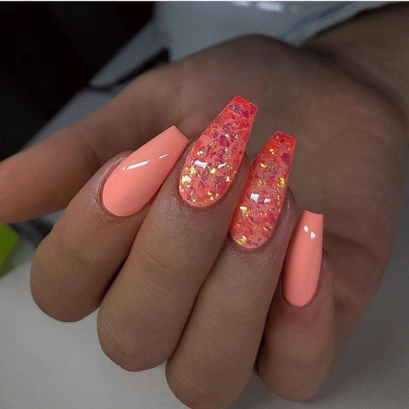 Коралловый маникюр с блестками на короткие ногти