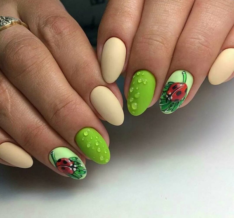 Яркий летний маникюр на короткие ногти
