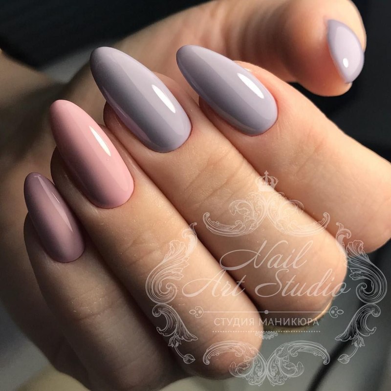 Серо-розовый маникюр миндаль