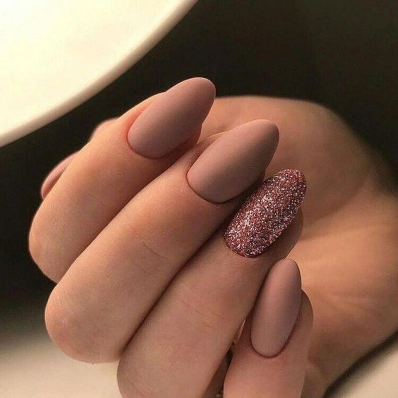 Нюдовый матовый маникюр миндаль