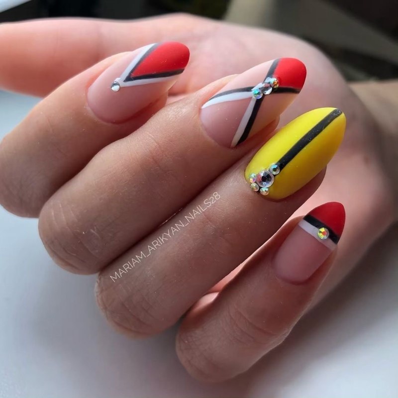 Ногти однотонные с наклейками