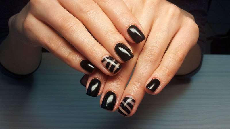 Черный гель на короткие ногти
