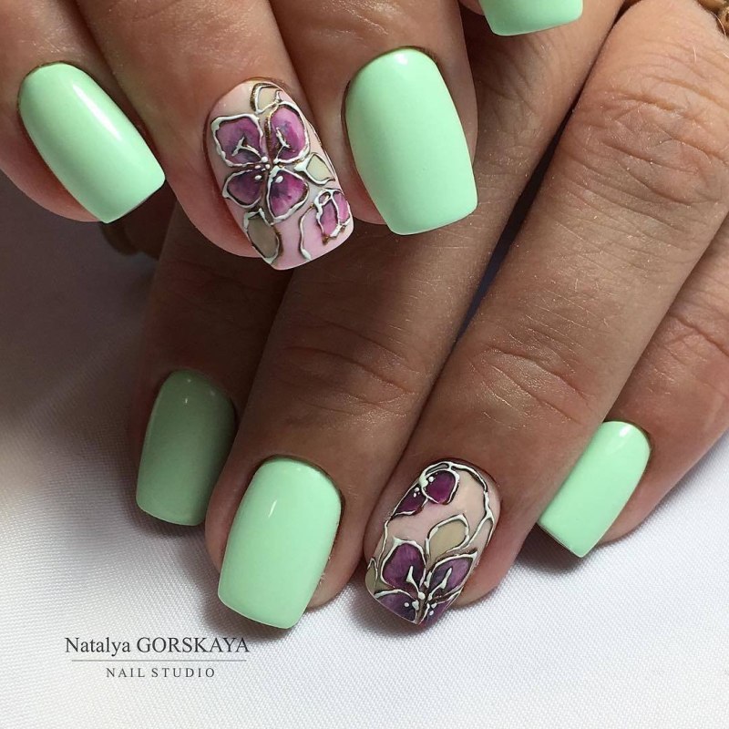 Маникюр оливковый с сиреневым