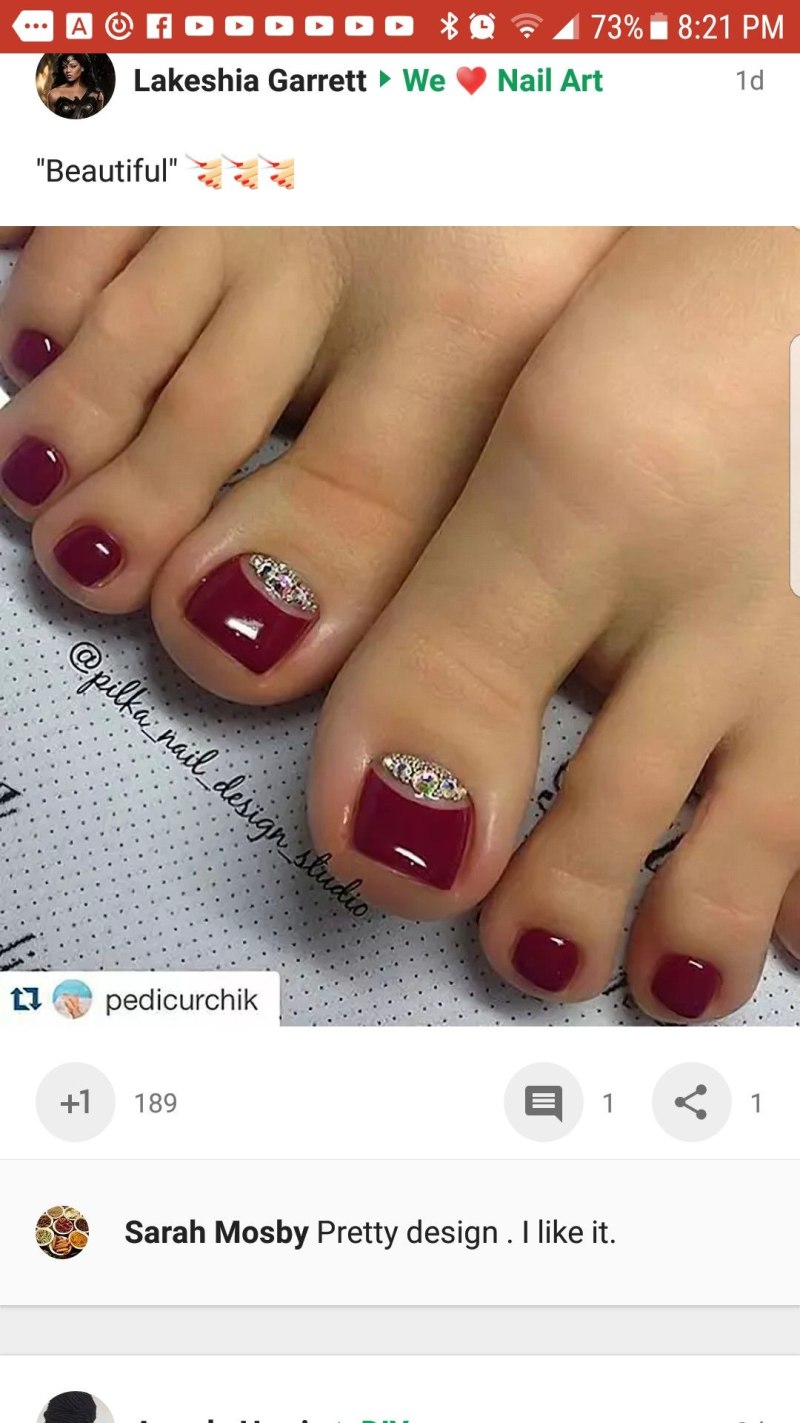 Красный педикюр со стразами