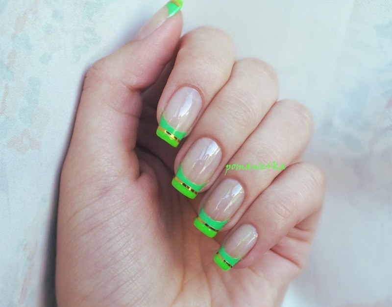 Маникюр белый с ярким