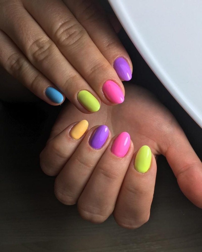 Маникюр синий с желтым