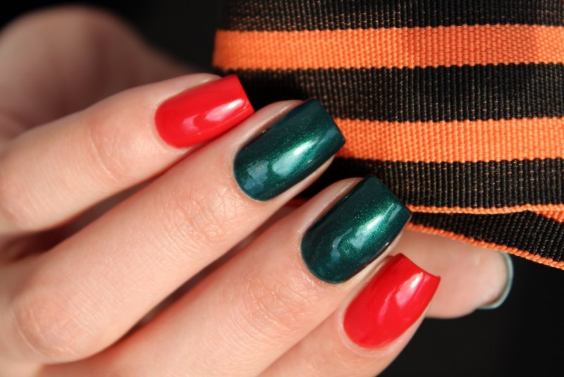 Яркий двухцветный маникюр